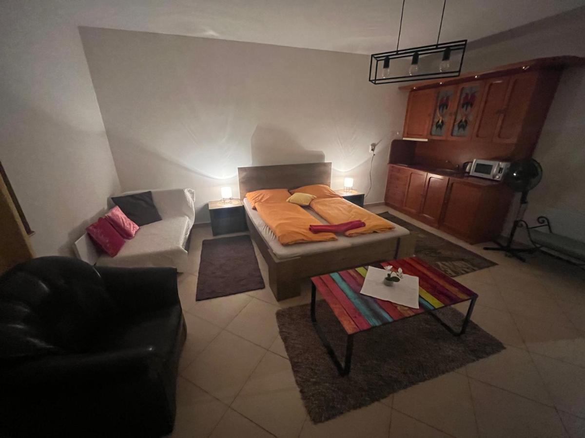 Monelly Apartman โคมาร์โน ภายนอก รูปภาพ